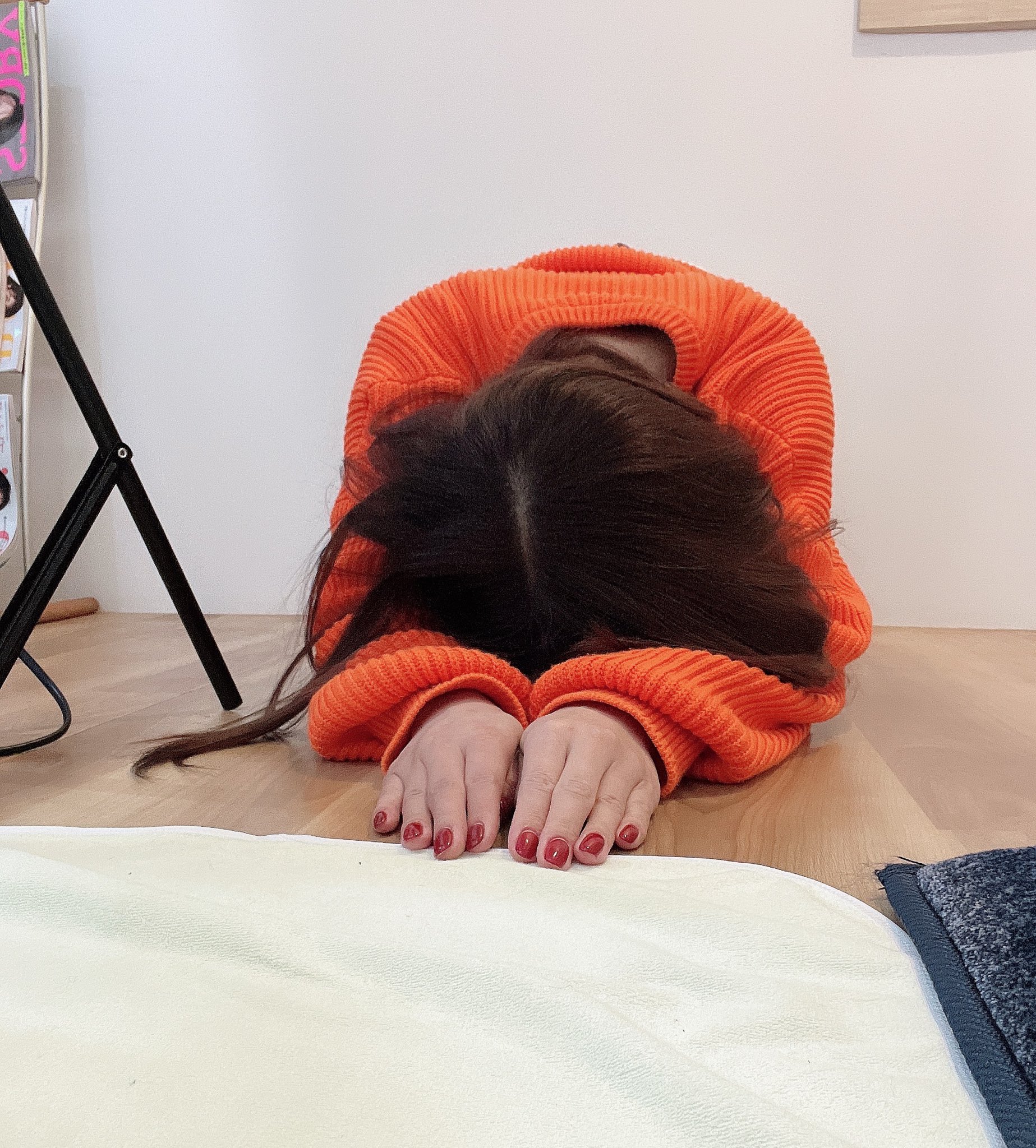 和粉絲直播互動斷線！「AV 挑逗女王」大槻響土下座道歉：水太多電腦噴壞了！