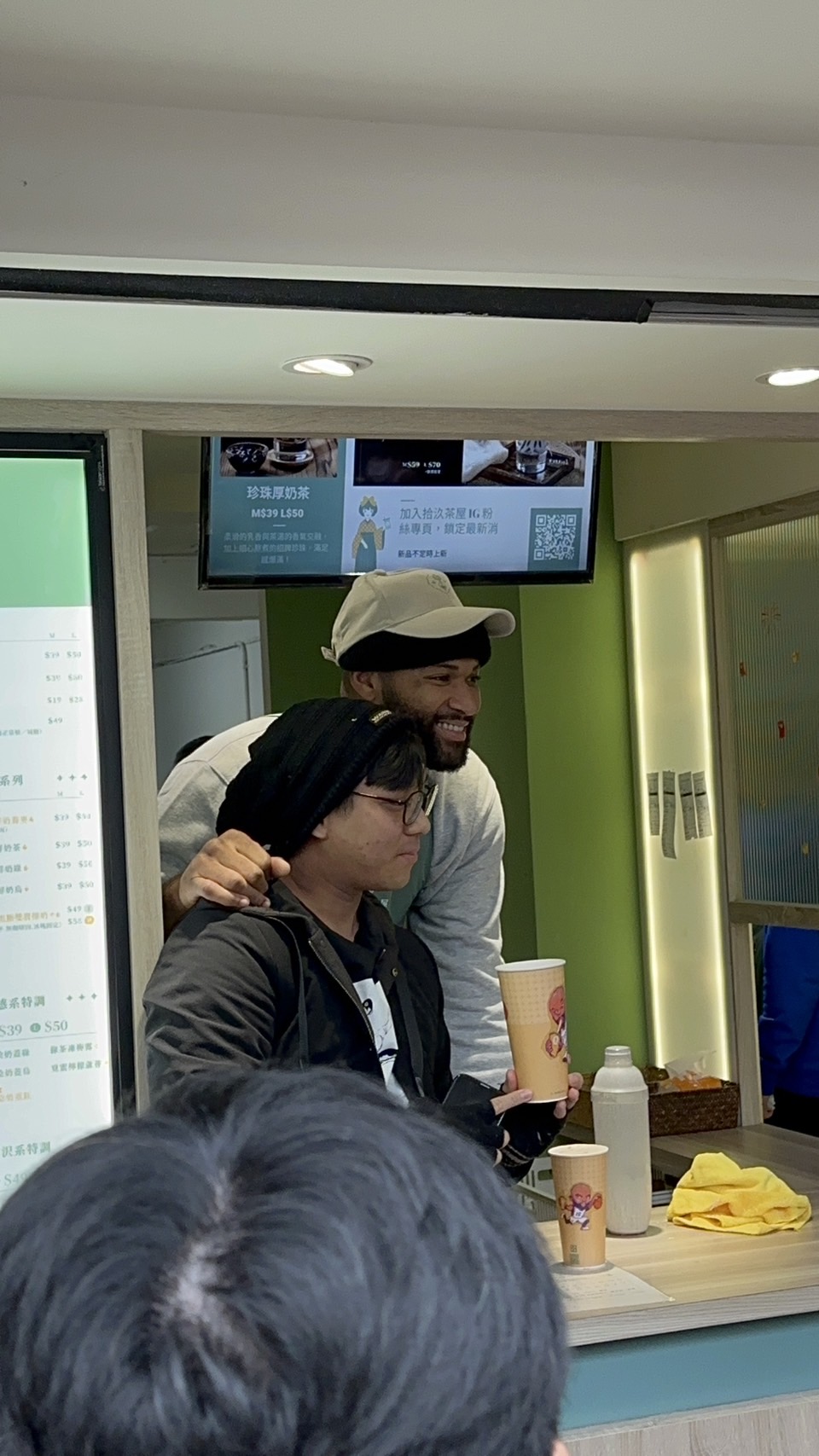 快訊 / 數百人朝聖！表弟 DeMarcus Cousins 擔任 TOYZ 「拾汣茶屋」一日店長，第一位凌晨三點就來排！