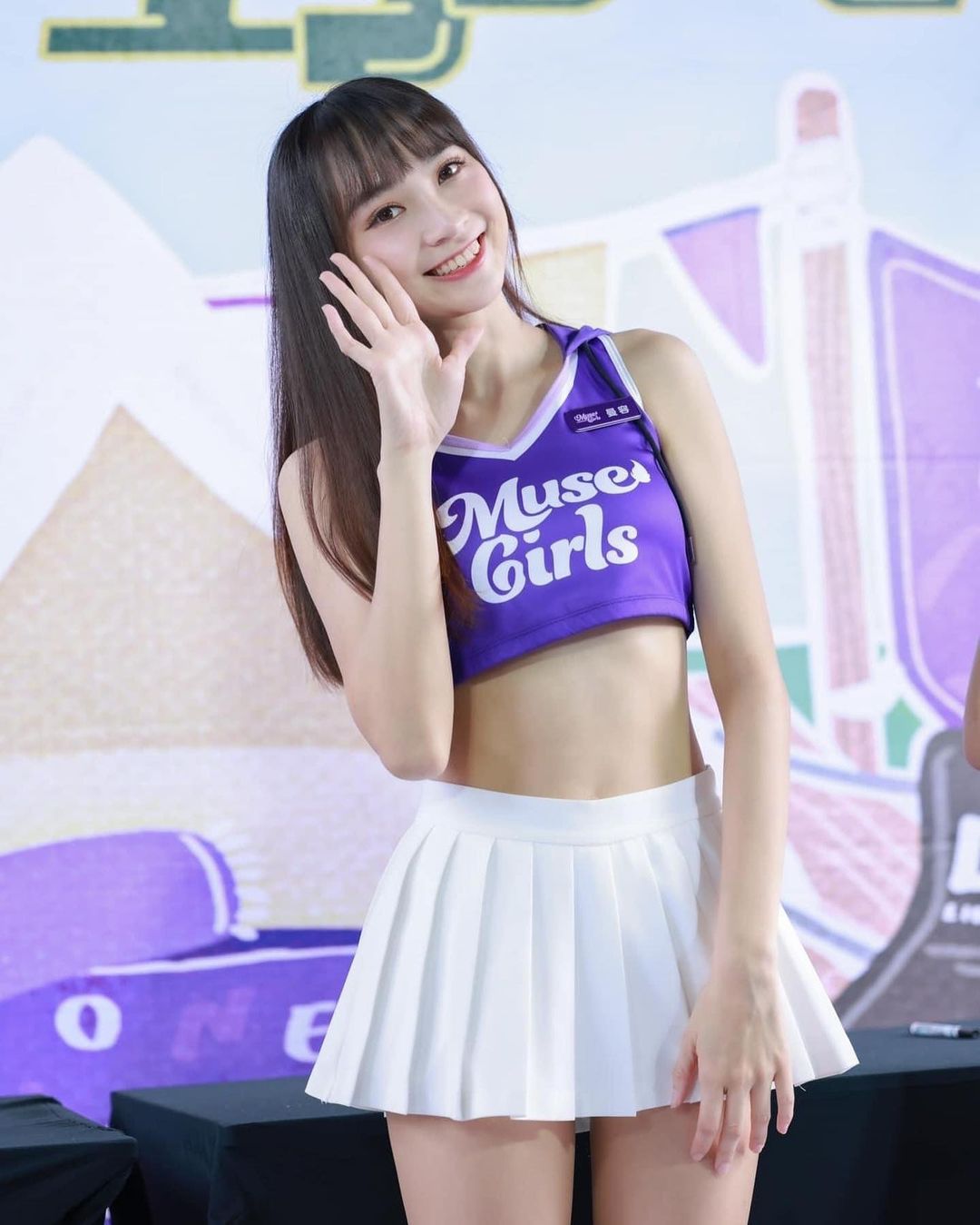 選美冠軍變身火辣空姐！啦啦隊女神高曼容攜手 Passion Sisters 展開制服秀，美腿如林太夢幻！