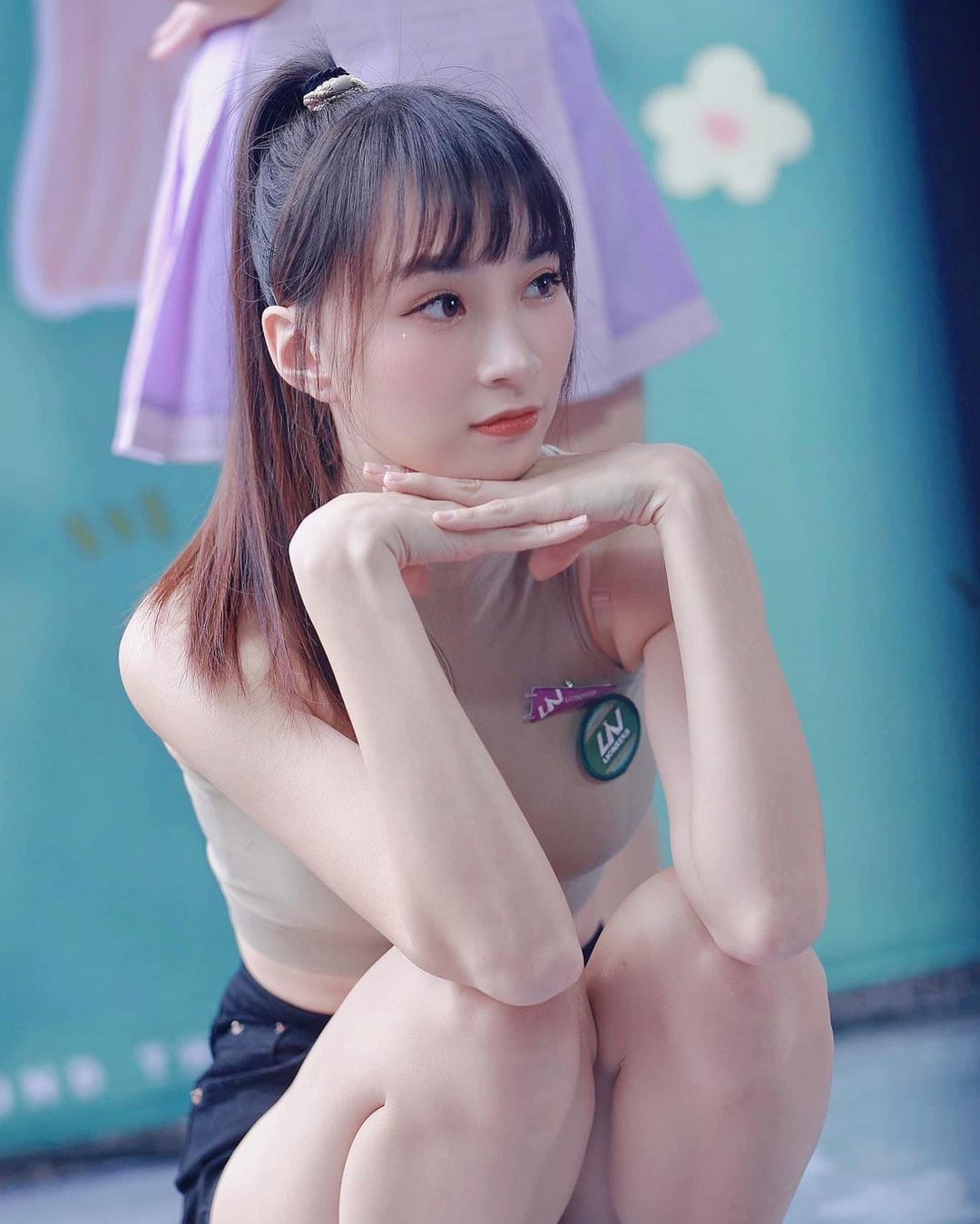 選美冠軍變身火辣空姐！啦啦隊女神高曼容攜手 Passion Sisters 展開制服秀，美腿如林太夢幻！