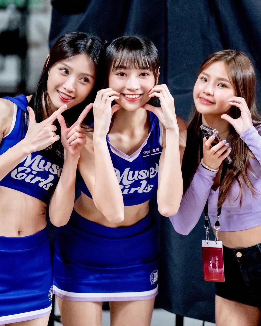 選美冠軍變身火辣空姐！啦啦隊女神高曼容攜手 Passion Sisters 展開制服秀，美腿如林太夢幻！