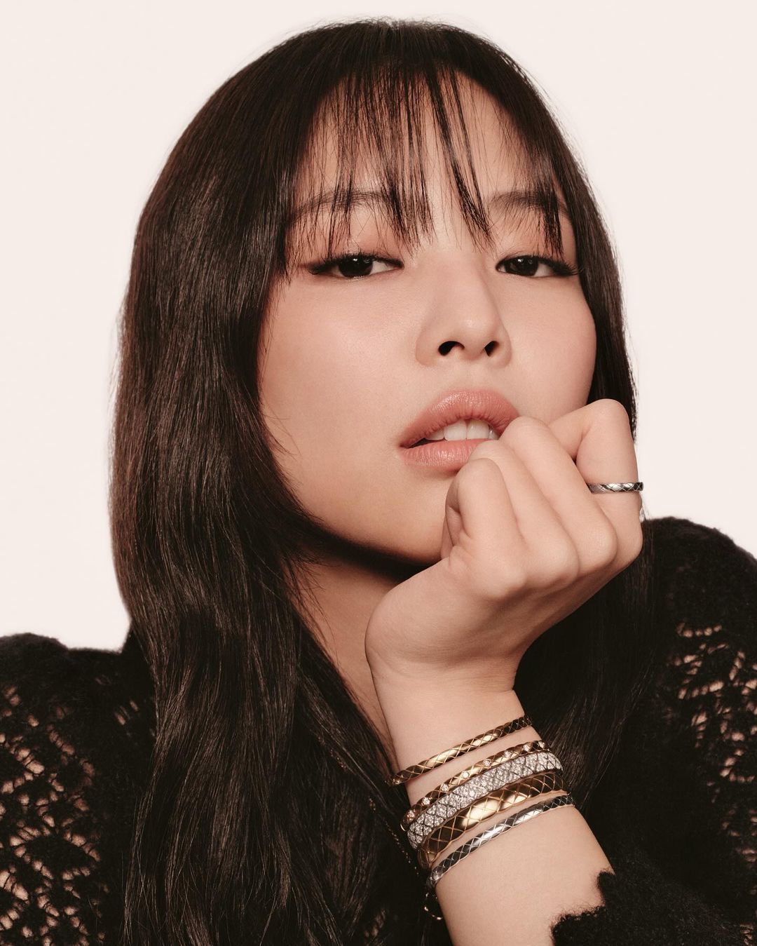 她那麼辣！Jennie 身穿貼身蕾絲洋裝性感熱舞，拍攝 Chanel 最新珠寶形象廣告！