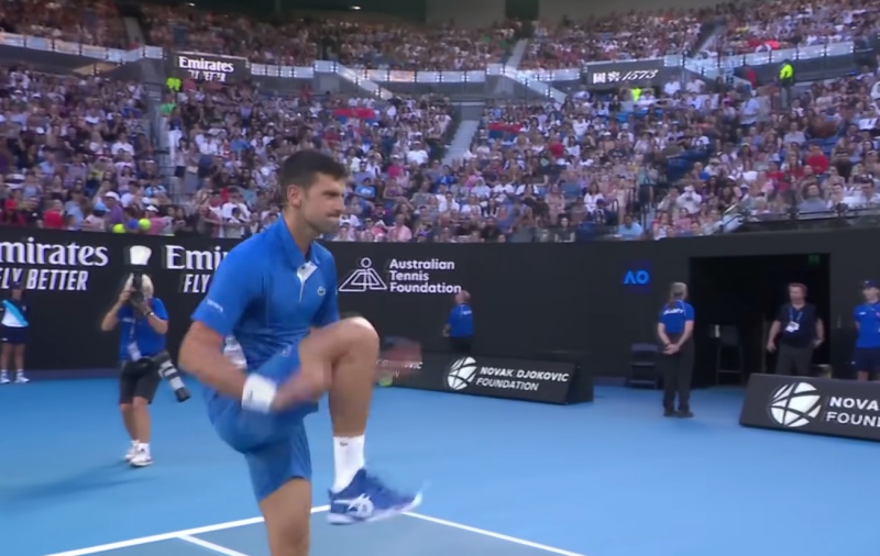 影 / 這運動天賦太狂！ 36歲網球球王 Novak Djokovic 挑戰空中接力灌籃，成功不忘致敬詹皇！