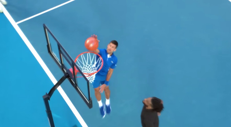影 / 這運動天賦太狂！ 36歲網球球王 Novak Djokovic 挑戰空中接力灌籃，成功不忘致敬詹皇！