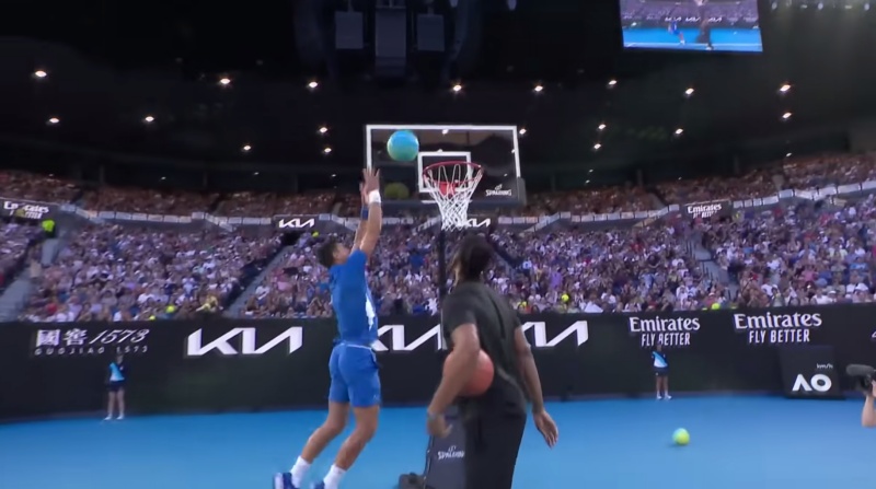 影 / 這運動天賦太狂！ 36歲網球球王 Novak Djokovic 挑戰空中接力灌籃，成功不忘致敬詹皇！