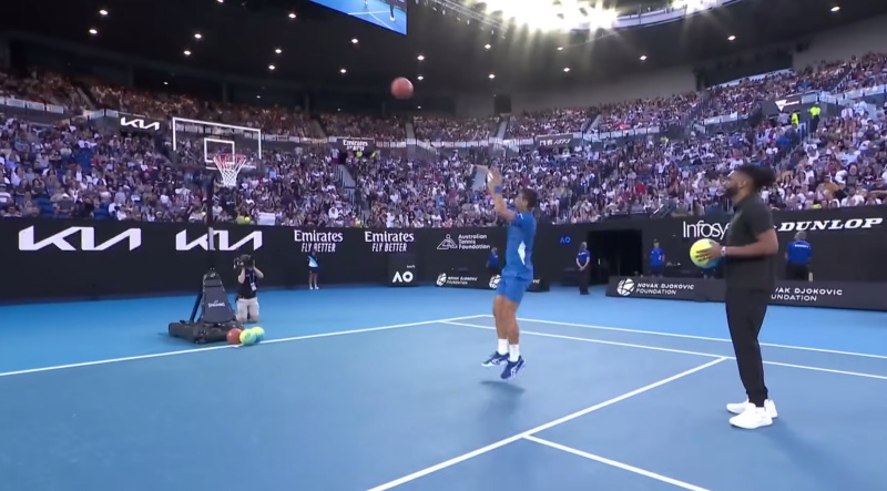 影 / 這運動天賦太狂！ 36歲網球球王 Novak Djokovic 挑戰空中接力灌籃，成功不忘致敬詹皇！