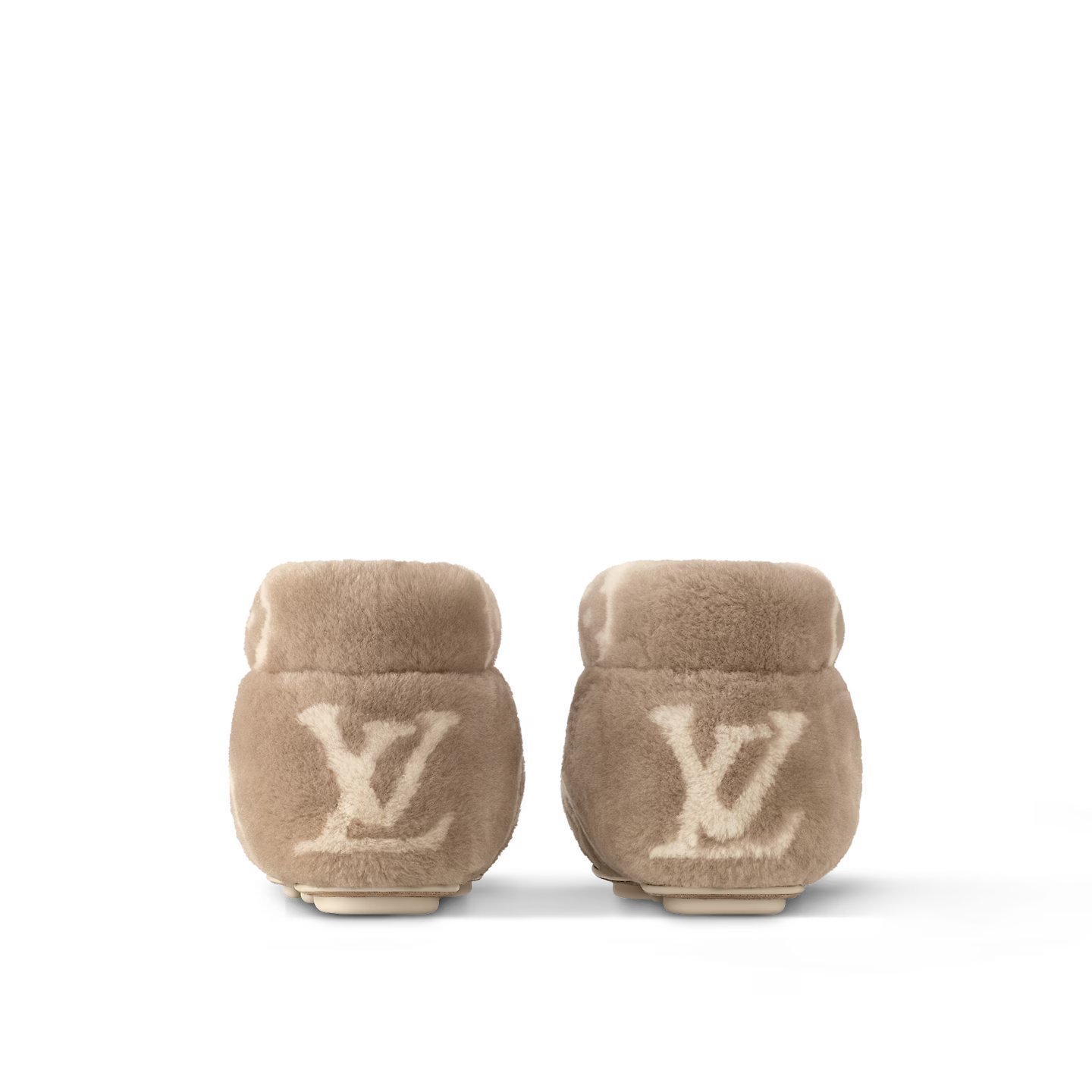 原來米奇是潮流先鋒？！Louis Vuitton 推出近 10 萬元超暖「毛絨靴」！網友：這和米奇借的吧⋯