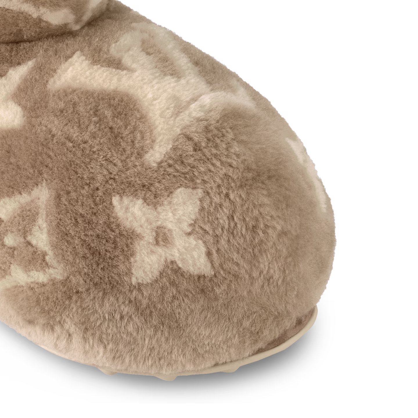 原來米奇是潮流先鋒？！Louis Vuitton 推出近 10 萬元超暖「毛絨靴」！網友：這和米奇借的吧⋯