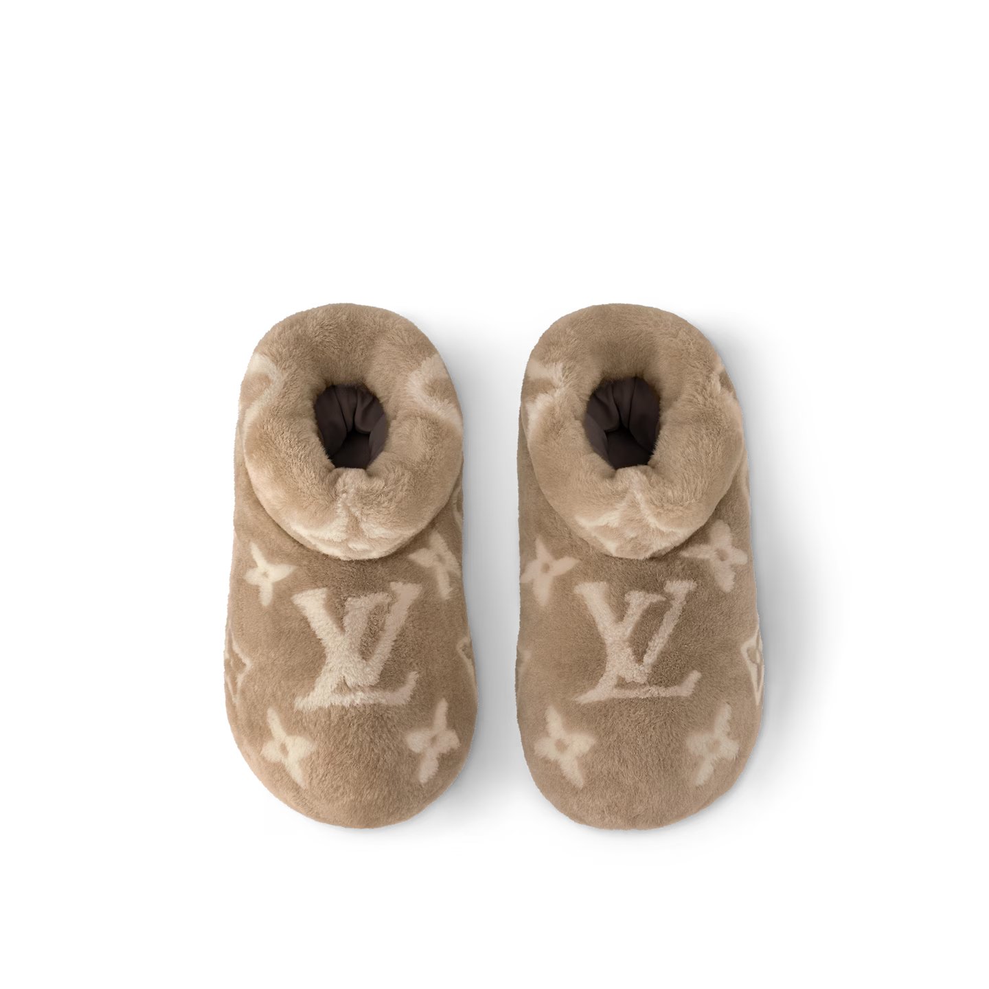 原來米奇是潮流先鋒？！Louis Vuitton 推出近 10 萬元超暖「毛絨靴」！網友：這和米奇借的吧⋯