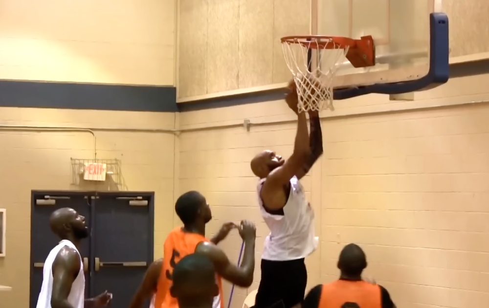 真的半人半神！ 47 歲 Vince Carter 參加業餘賽依然輕鬆起飛定板火鍋  網：屌打現在 NBA 一堆年輕痛痛人...