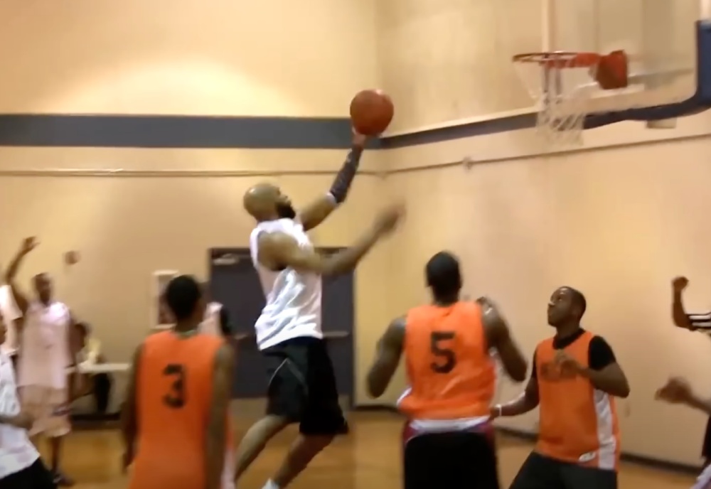 真的半人半神！ 47 歲 Vince Carter 參加業餘賽依然輕鬆起飛定板火鍋  網：屌打現在 NBA 一堆年輕痛痛人...