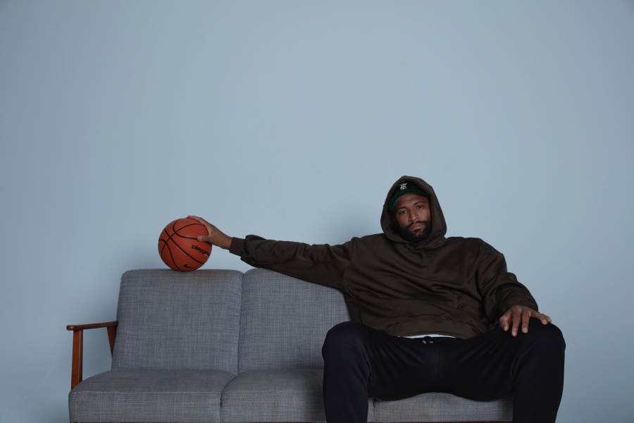 讓 NBA 球星表弟也說讚！ DeMarcus Cousins 親自演繹  VERVE UAC 城市冒險者系列讚：舒服又帥！