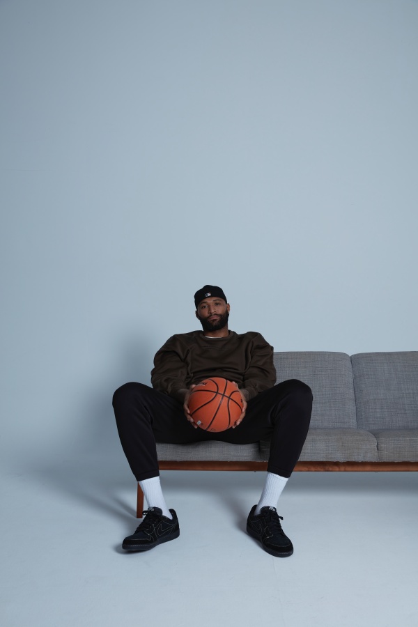 讓 NBA 球星表弟也說讚！ DeMarcus Cousins 親自演繹  VERVE UAC 城市冒險者系列讚：舒服又帥！