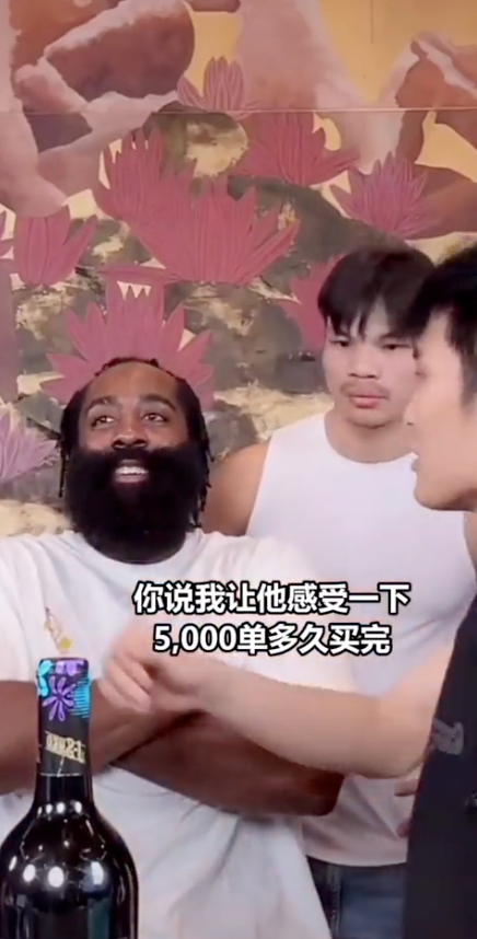 粉絲不滿！中國「直播一哥」大楊哥穿 TNF 出海釣魚，引網友留言：騙我買西域駱駝，自己穿北面！