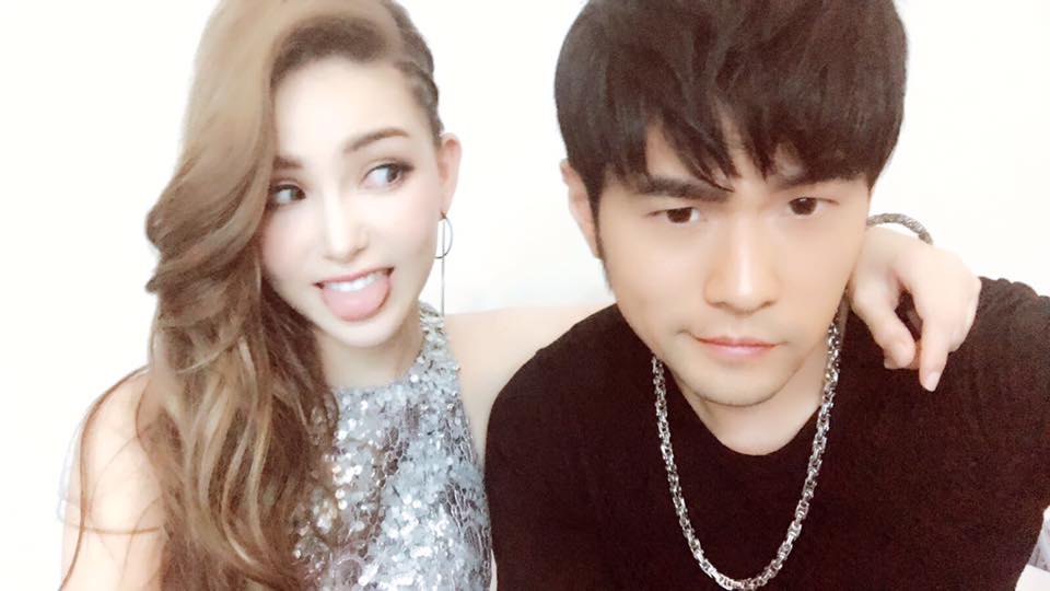 周杰倫陷泰勒絲公關票風波！開槓酸民，護腕上英文有亮點！