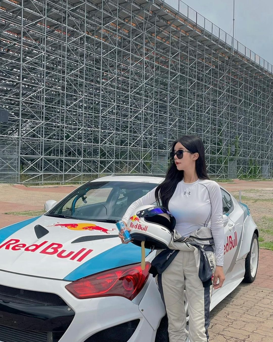 不管飲料店了！廖老大找來超兇韓國甩尾女神「賽車界李多慧」助陣 D2 車隊！ 網：廖又贏！