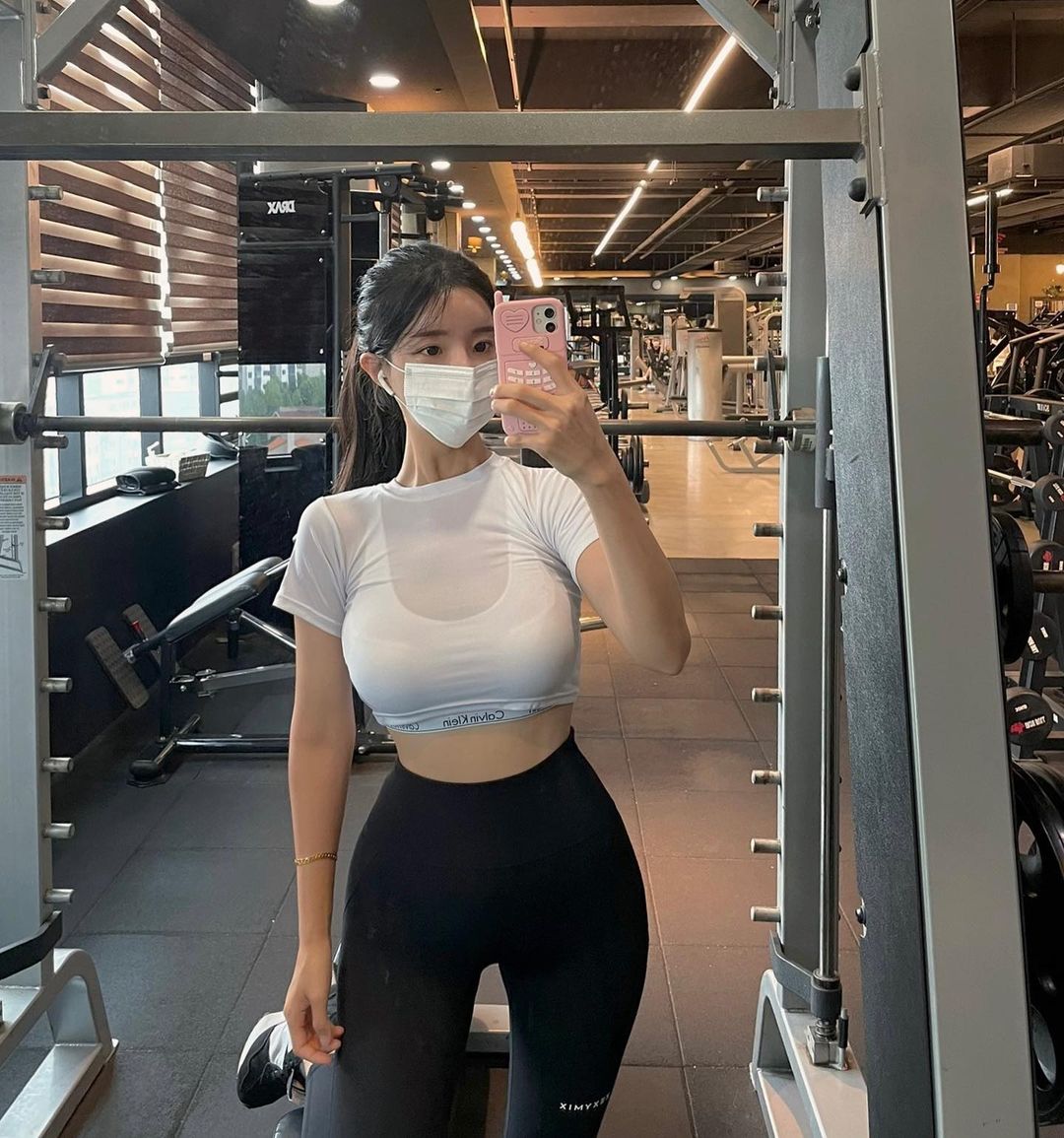 不管飲料店了！廖老大找來超兇韓國甩尾女神「賽車界李多慧」助陣 D2 車隊！ 網：廖又贏！