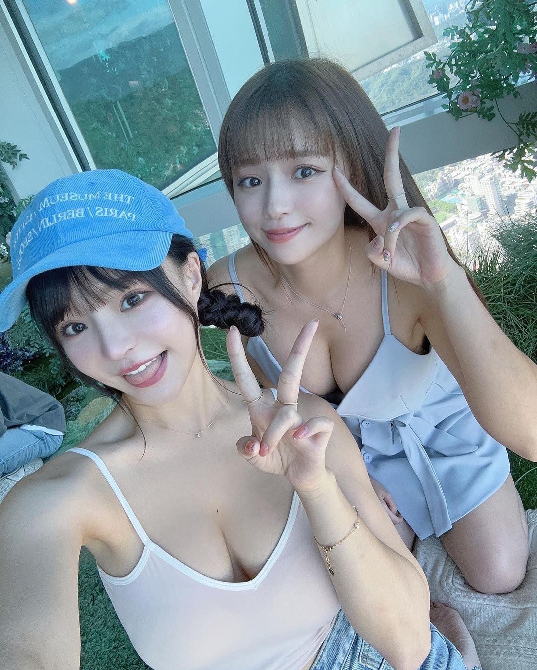 影 / 暈爆 30 秒！元元和親妹雪中穿比基尼大跳熱舞問：「喜歡正面還是背面？」