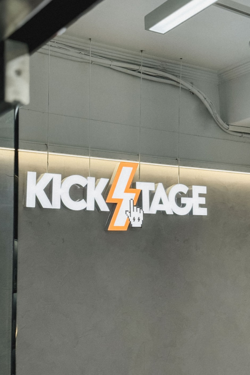 插旗潮流重鎮西門町！潮流選貨店 KICKSTAGE開設首家實體店，攜手啦啦隊應援女神峮峮擔任一日店長、推出獨家 #KEEP x QUN聯名系列！