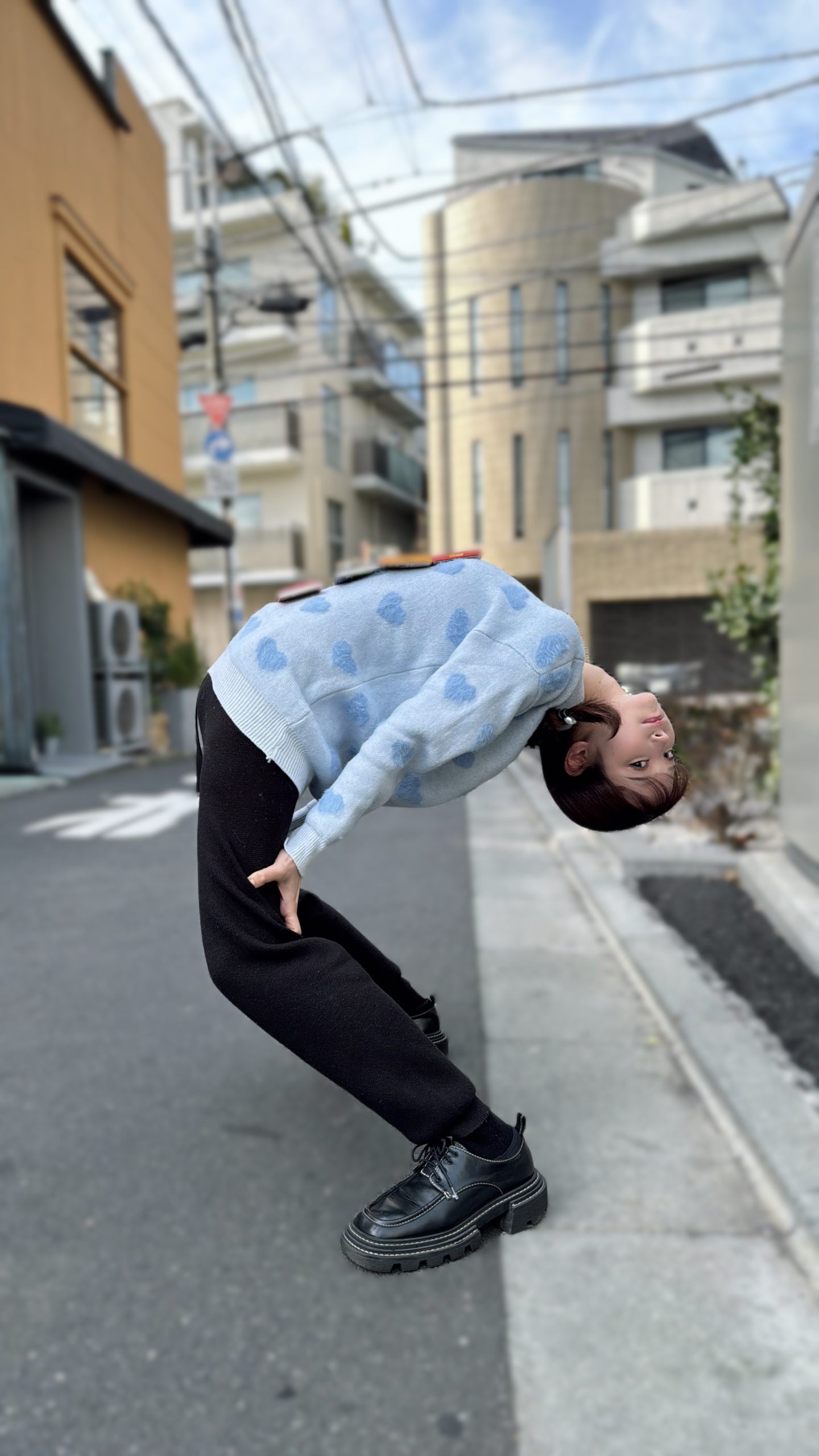 白色背心太逼人！桃乃木香奈曬超狂「下腰照」慶祝白色情人節，俏皮請粉絲把禮物放身上！