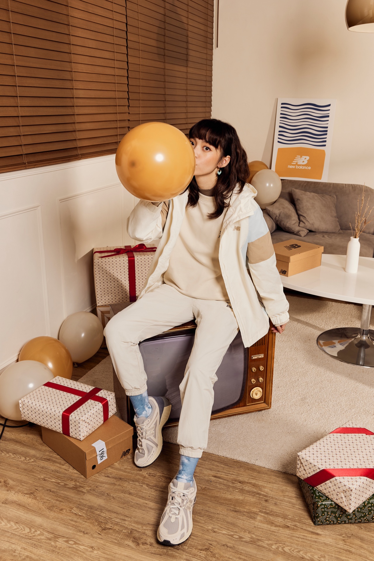 想和 IU 穿情侶裝嗎？New Balance 1906 潮流形象店「情人節新品」讓你整套包下來！