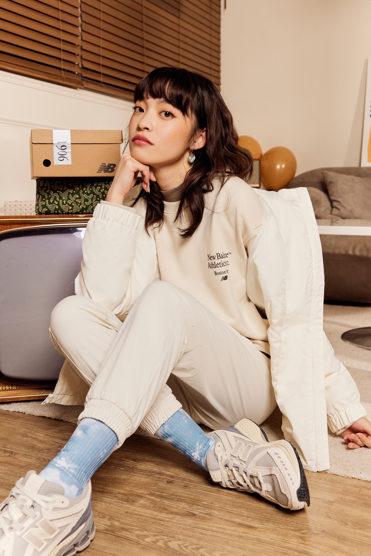想和 IU 穿情侶裝嗎？New Balance 1906 潮流形象店「情人節新品」讓你整套包下來！