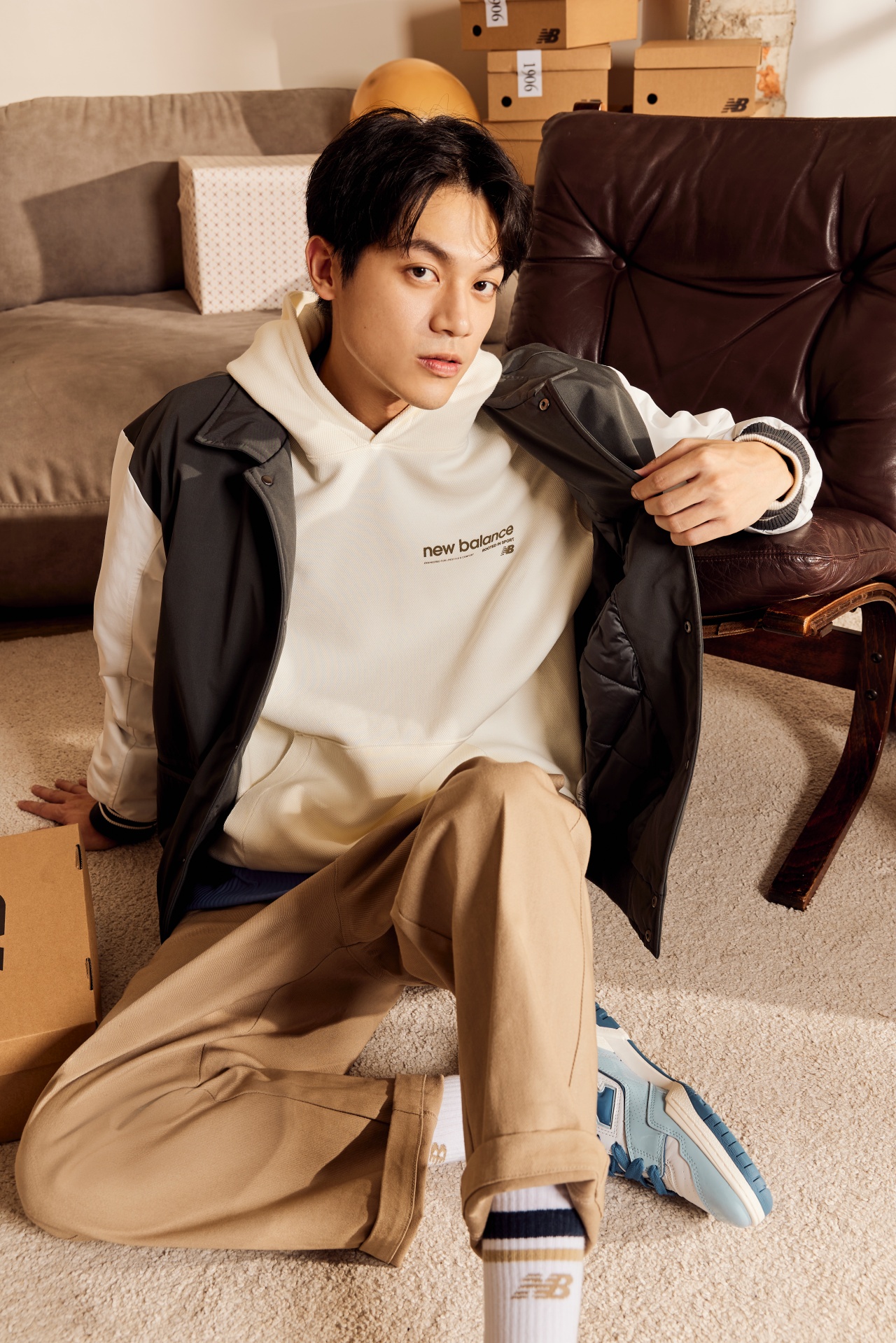 想和 IU 穿情侶裝嗎？New Balance 1906 潮流形象店「情人節新品」讓你整套包下來！