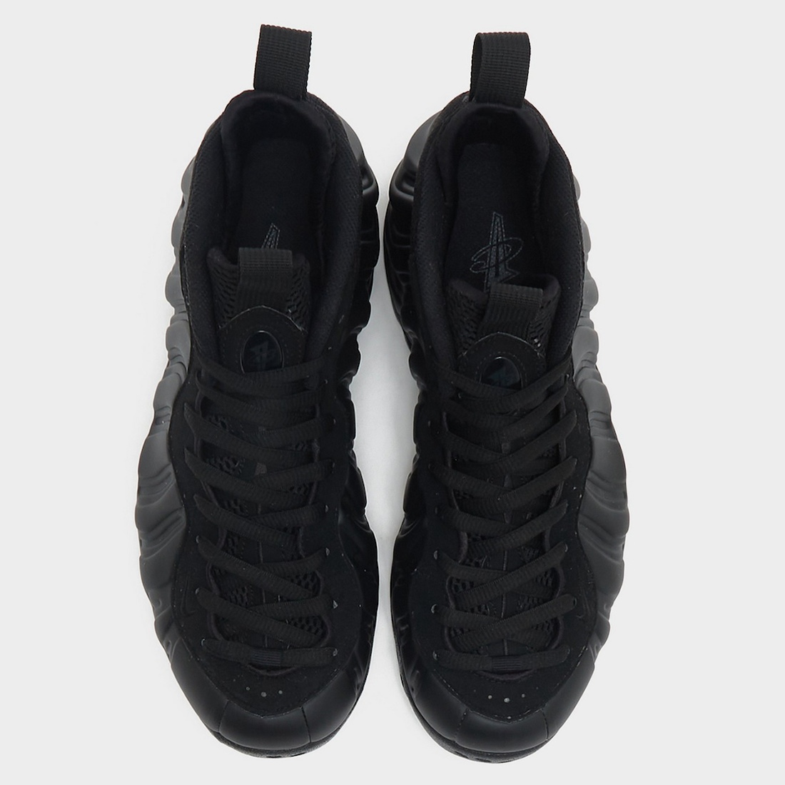 黑太空還有入手機會！Nike Air Foamposite One “Anthracite” 人氣黑魂將在本週補貨！