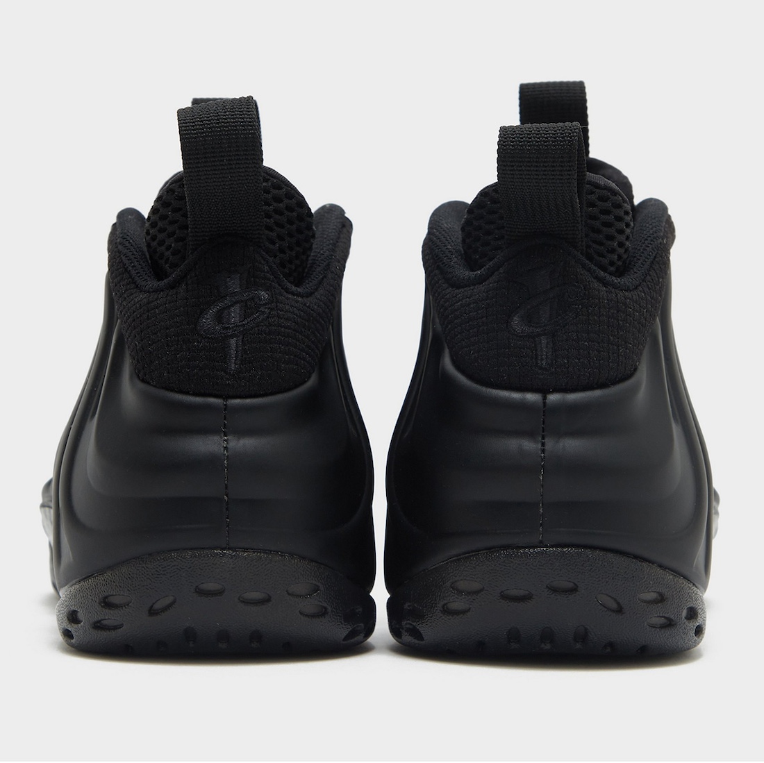 黑太空還有入手機會！Nike Air Foamposite One “Anthracite” 人氣黑魂將在本週補貨！