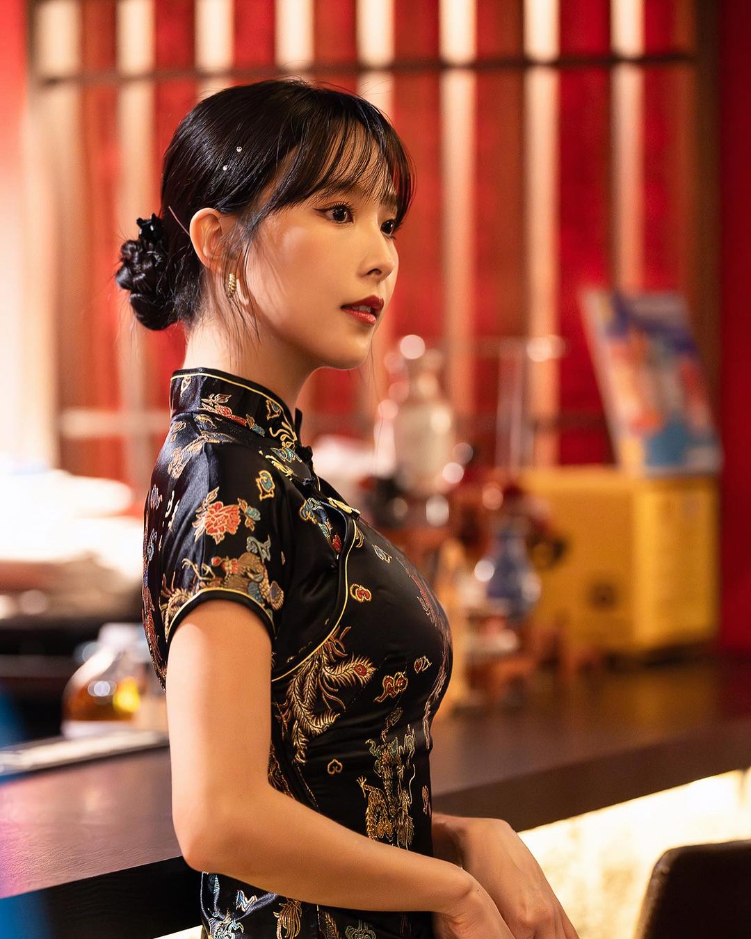 緊身旗袍、性感黑絲寵粉！啦啦隊「仙女團長」 Rina 寫真開賣，露胸美照粉絲 HIGH 翻！