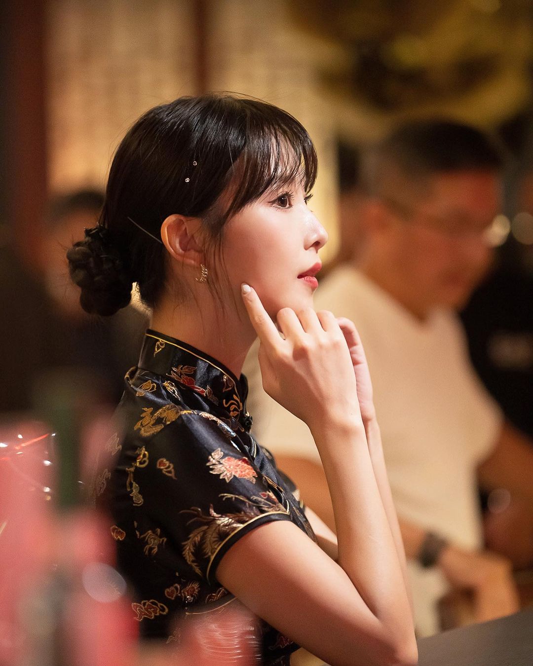 緊身旗袍、性感黑絲寵粉！啦啦隊「仙女團長」 Rina 寫真開賣，露胸美照粉絲 HIGH 翻！