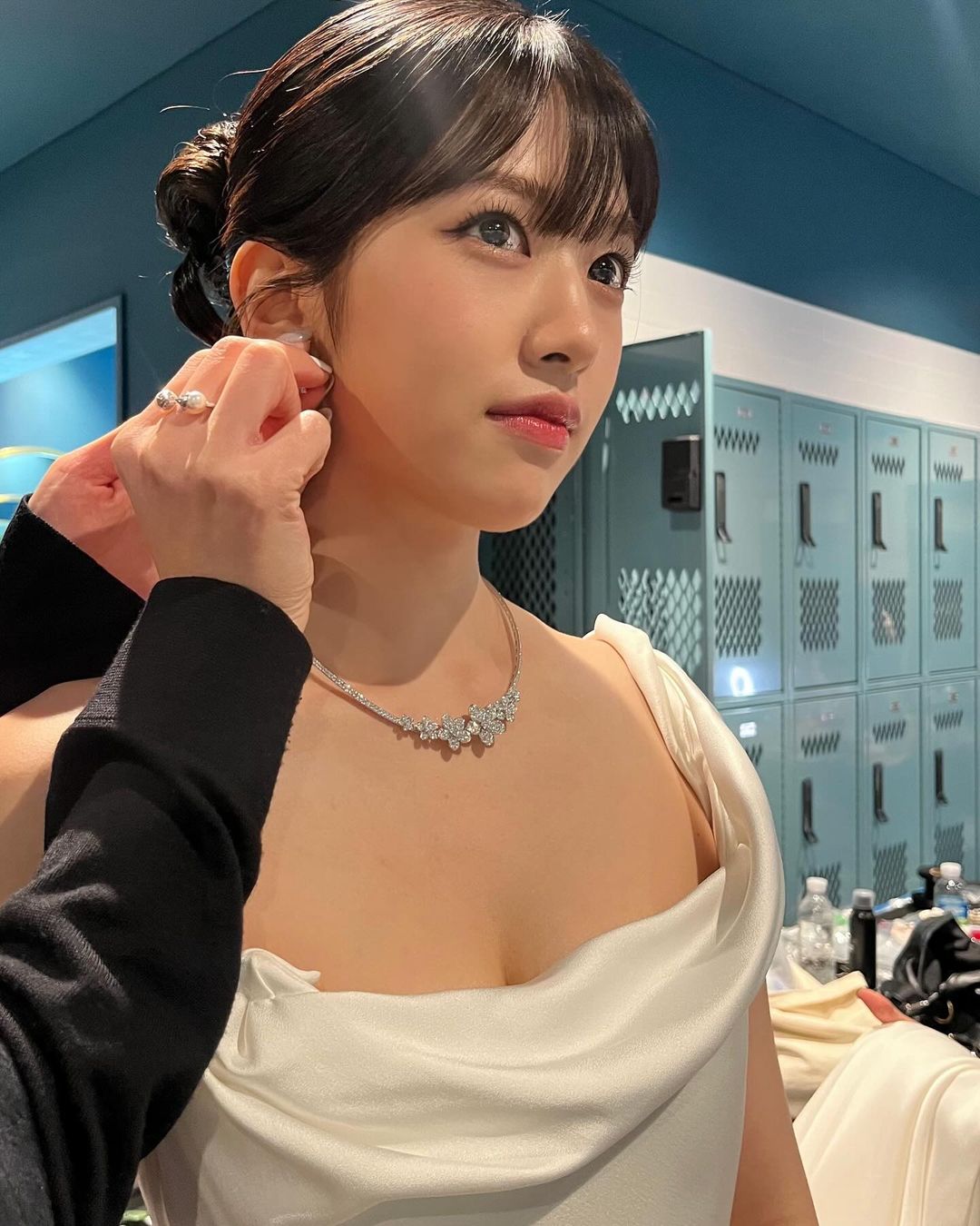 我婆短髮、長髮都美！IVE 安俞真飛往米蘭時尚秀，白皙美腿展絕佳比例！