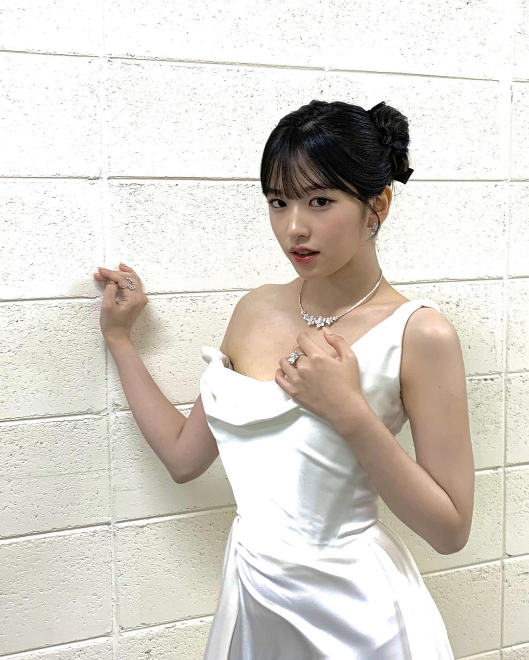 我婆短髮、長髮都美！IVE 安俞真飛往米蘭時尚秀，白皙美腿展絕佳比例！