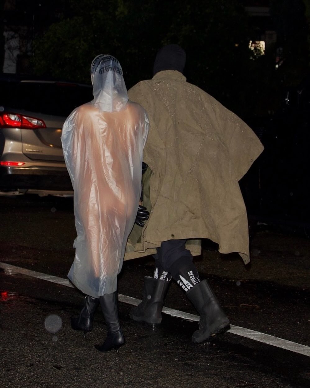 這是可以免費看的嗎？ Ye 老婆全裸穿透明雨衣逛街，翹臀全現形！網友：肯爺送福利？