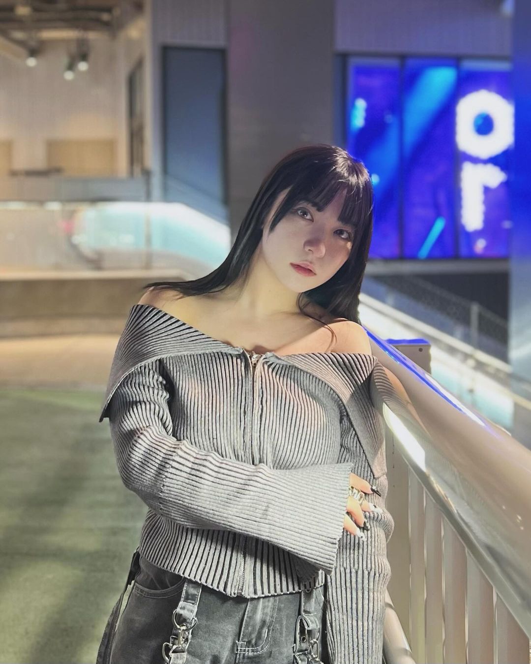 喝飲料不用手！日本女大生「放手喝星巴克影片」狂吸 80 萬網友觀看！網友：太頂了⋯⋯