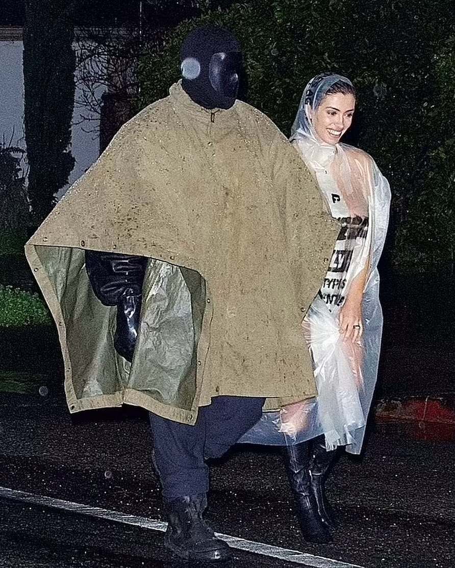 這是可以免費看的嗎？ Ye 老婆全裸穿透明雨衣逛街，翹臀全現形！網友：肯爺送福利？