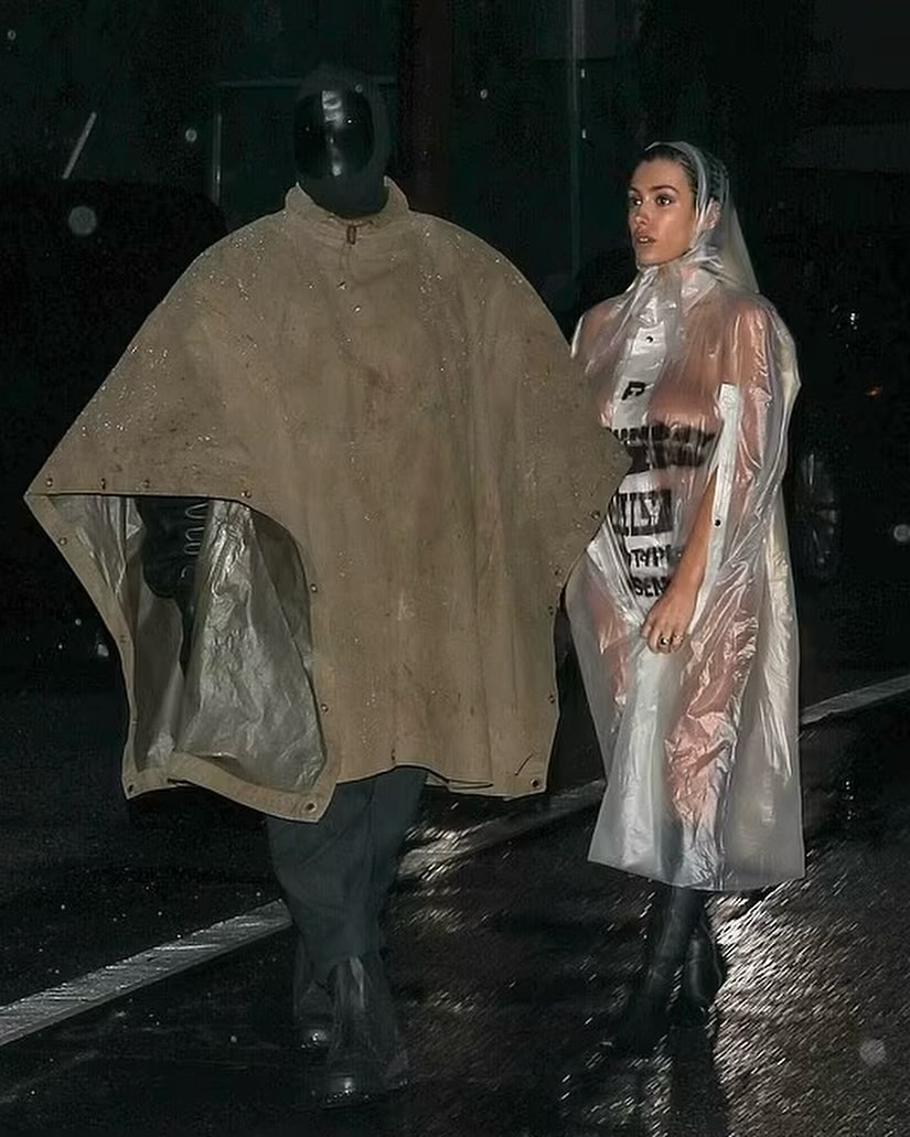 這是可以免費看的嗎？ Ye 老婆全裸穿透明雨衣逛街，翹臀全現形！網友：肯爺送福利？