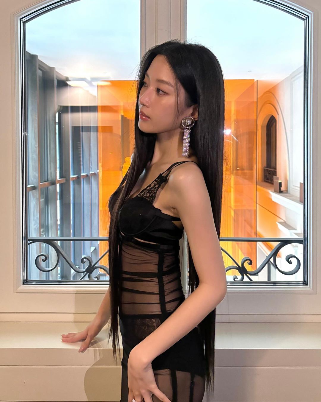 《女神降臨》文佳煐辣翻米蘭時裝周！性感透視吊帶裝超狂，合體李洙赫、 NCT 道英猶如顏值盛宴！