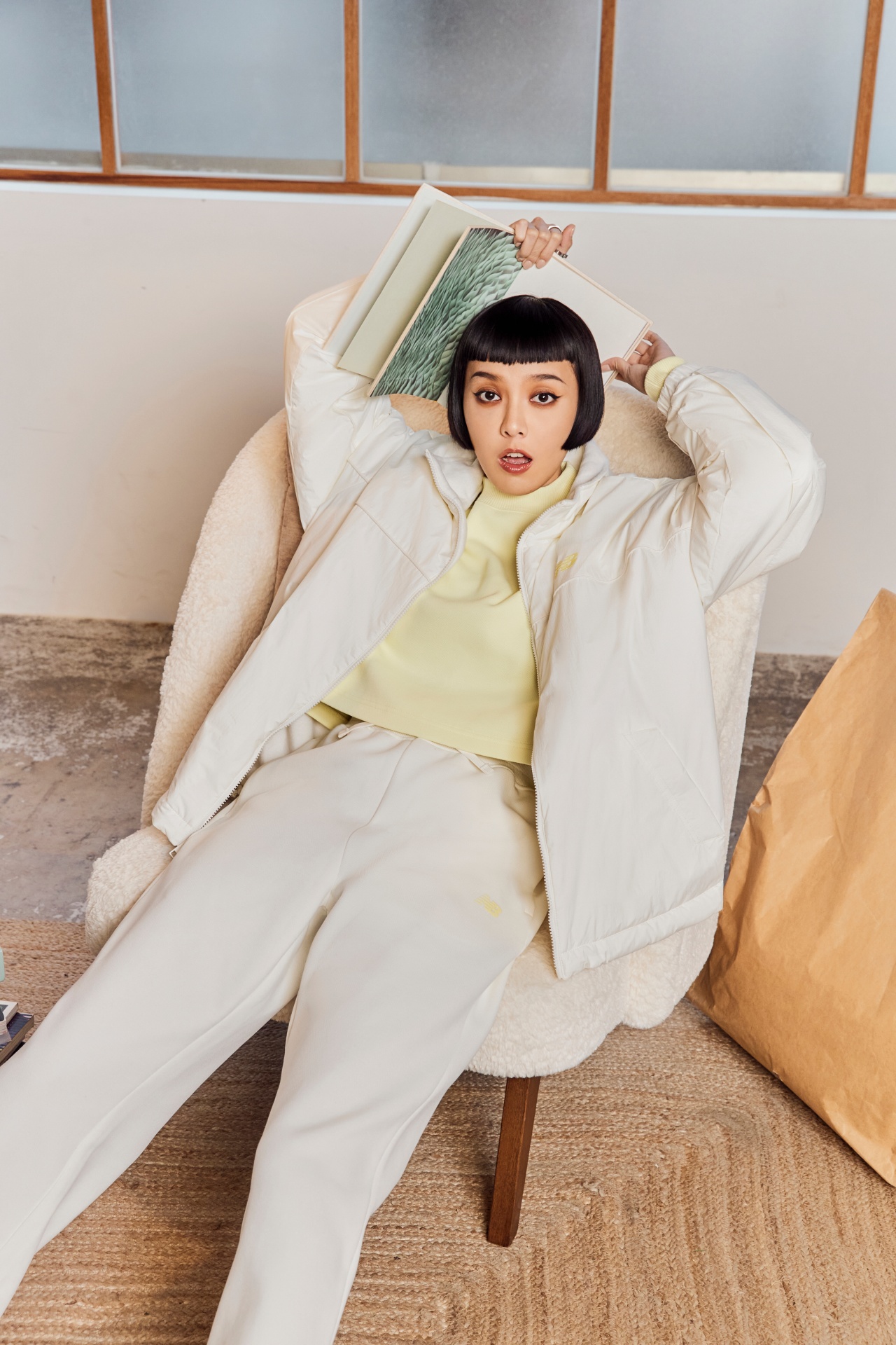 想和 IU 穿情侶裝嗎？New Balance 1906 潮流形象店「情人節新品」讓你整套包下來！