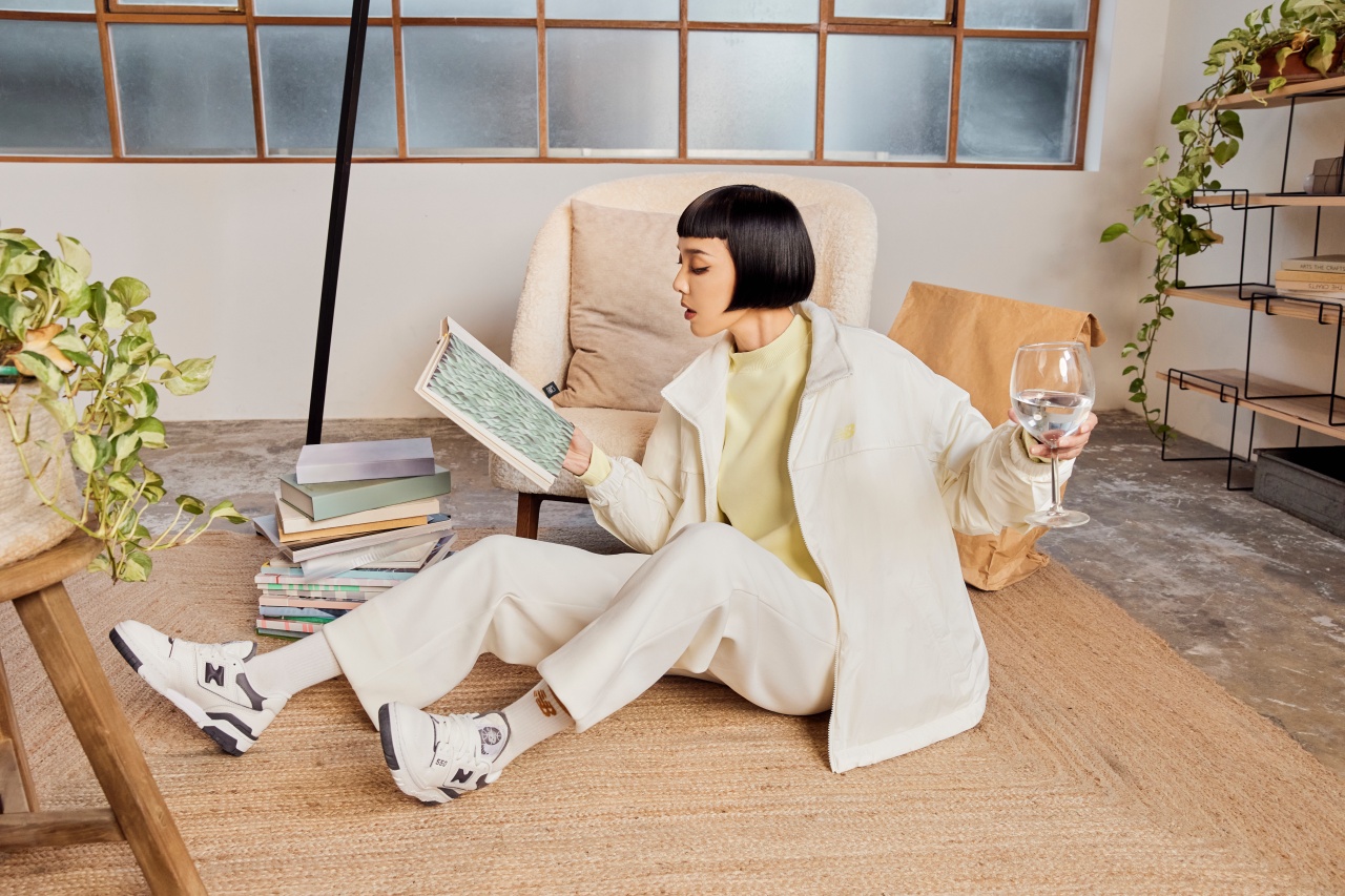 想和 IU 穿情侶裝嗎？New Balance 1906 潮流形象店「情人節新品」讓你整套包下來！