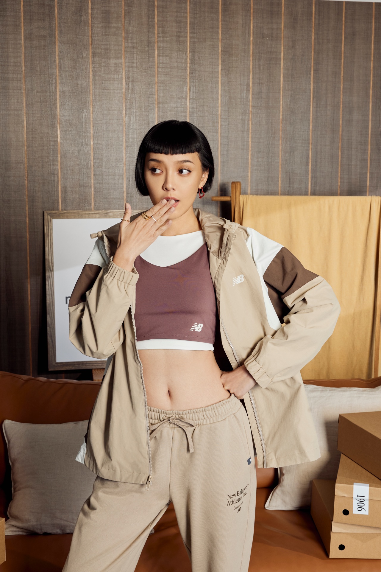 想和 IU 穿情侶裝嗎？New Balance 1906 潮流形象店「情人節新品」讓你整套包下來！