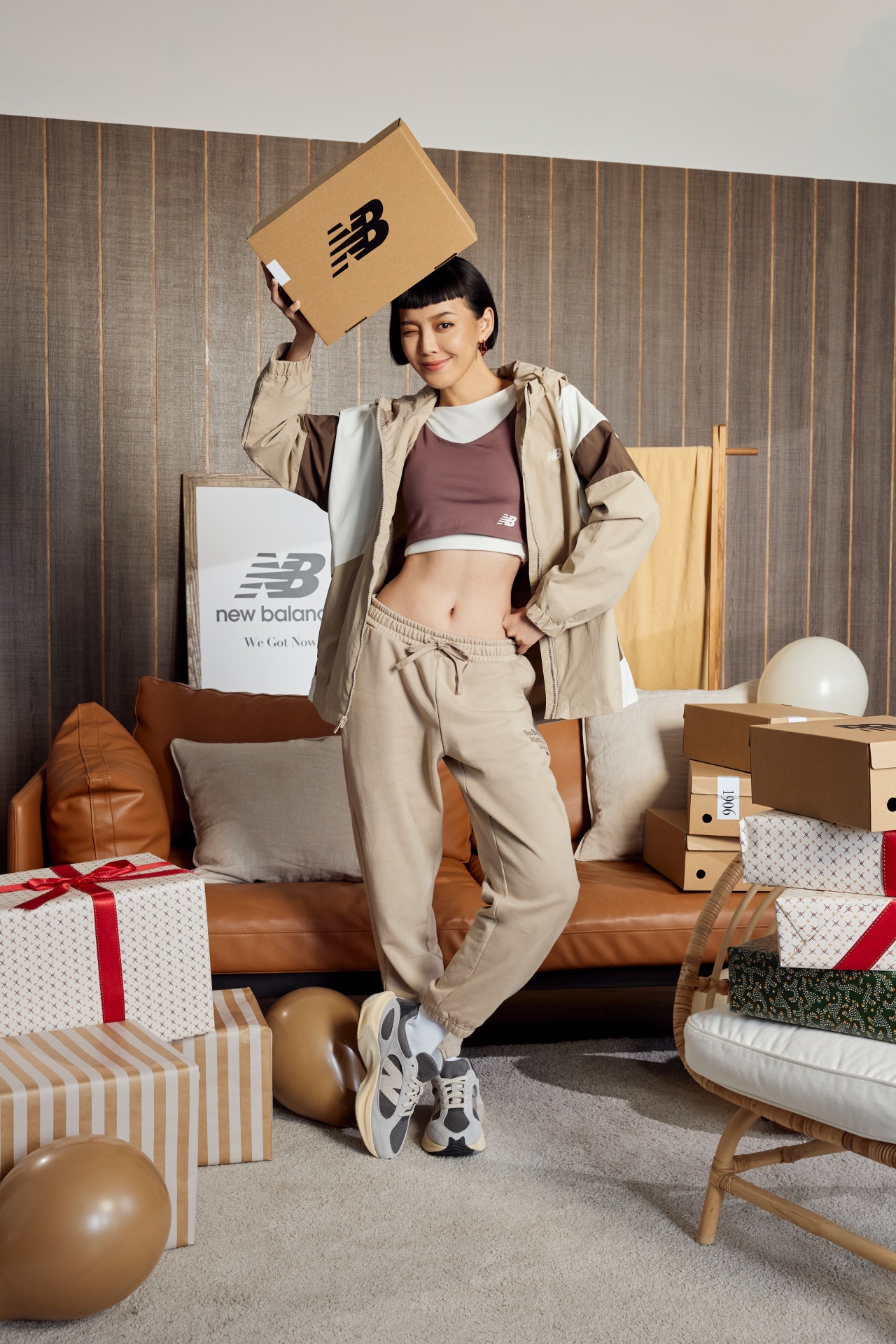 想和 IU 穿情侶裝嗎？New Balance 1906 潮流形象店「情人節新品」讓你整套包下來！