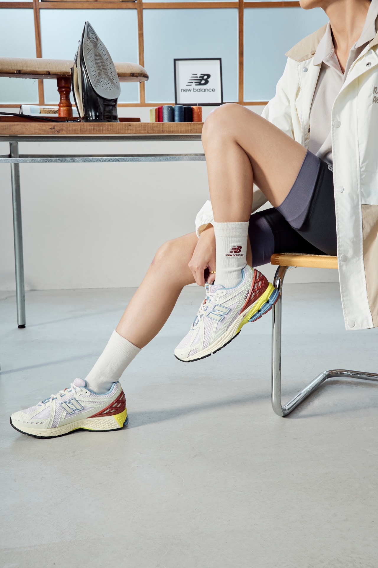 想和 IU 穿情侶裝嗎？New Balance 1906 潮流形象店「情人節新品」讓你整套包下來！