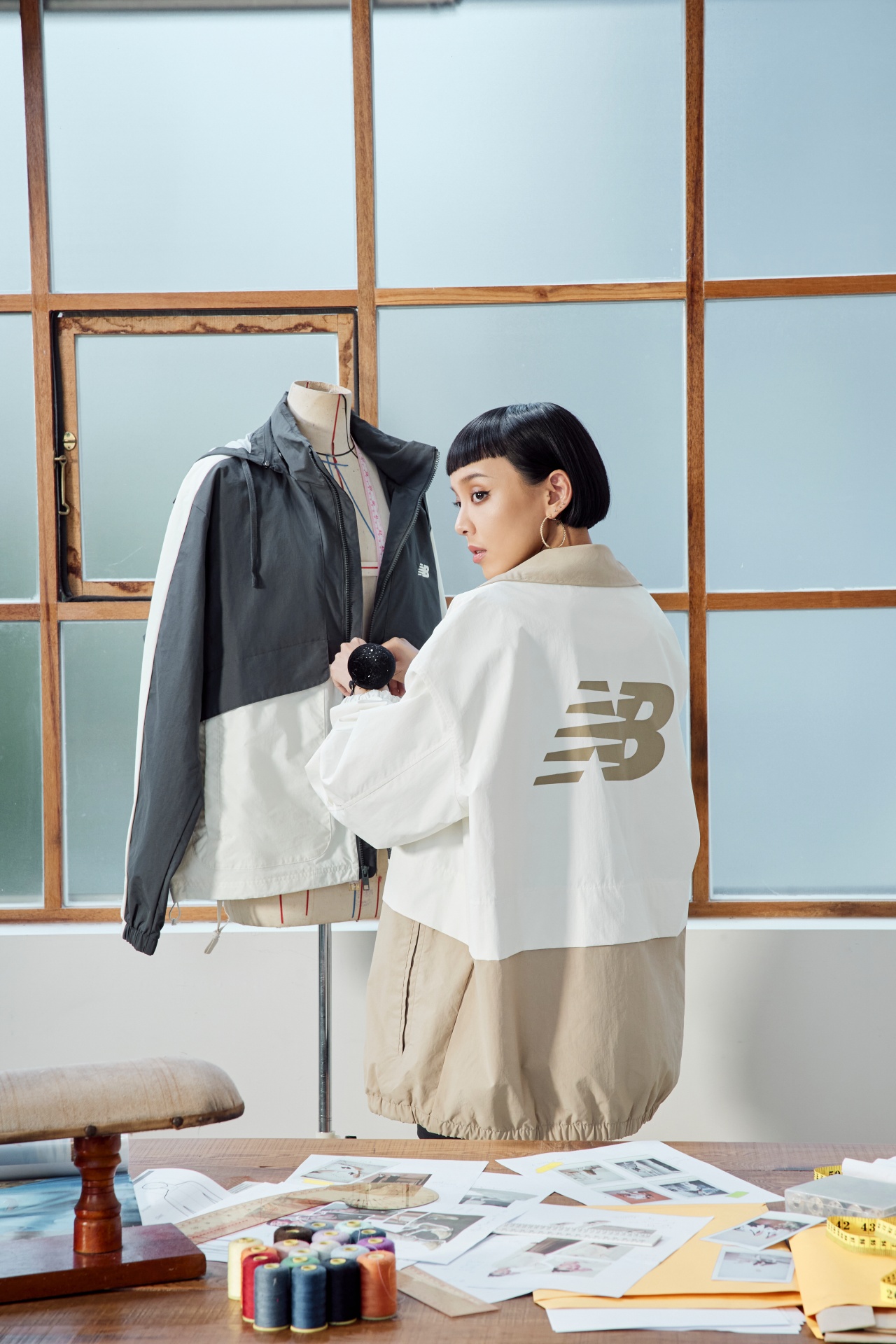 想和 IU 穿情侶裝嗎？New Balance 1906 潮流形象店「情人節新品」讓你整套包下來！