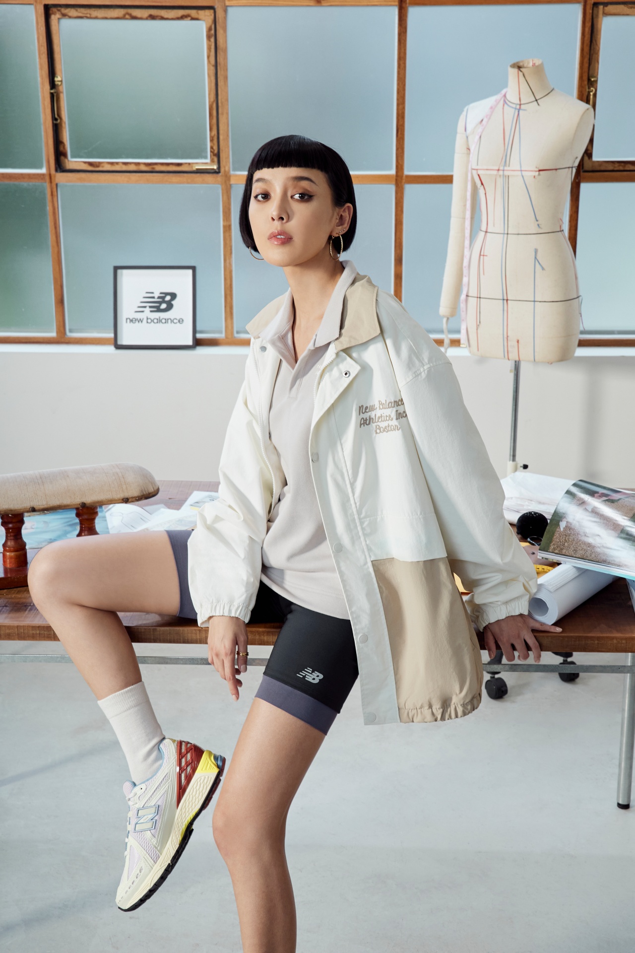 想和 IU 穿情侶裝嗎？New Balance 1906 潮流形象店「情人節新品」讓你整套包下來！