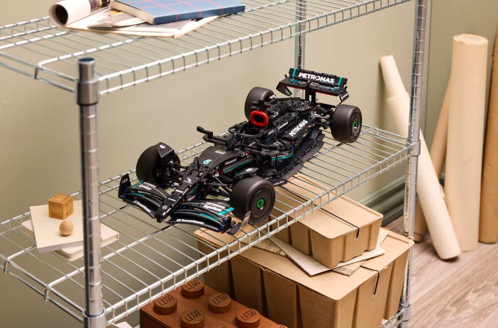 F1 賽車迷必看！LEGO 樂高科技系列忠實還原 Mercedes-AMG F1 車隊賽道王者 W14 E Performance