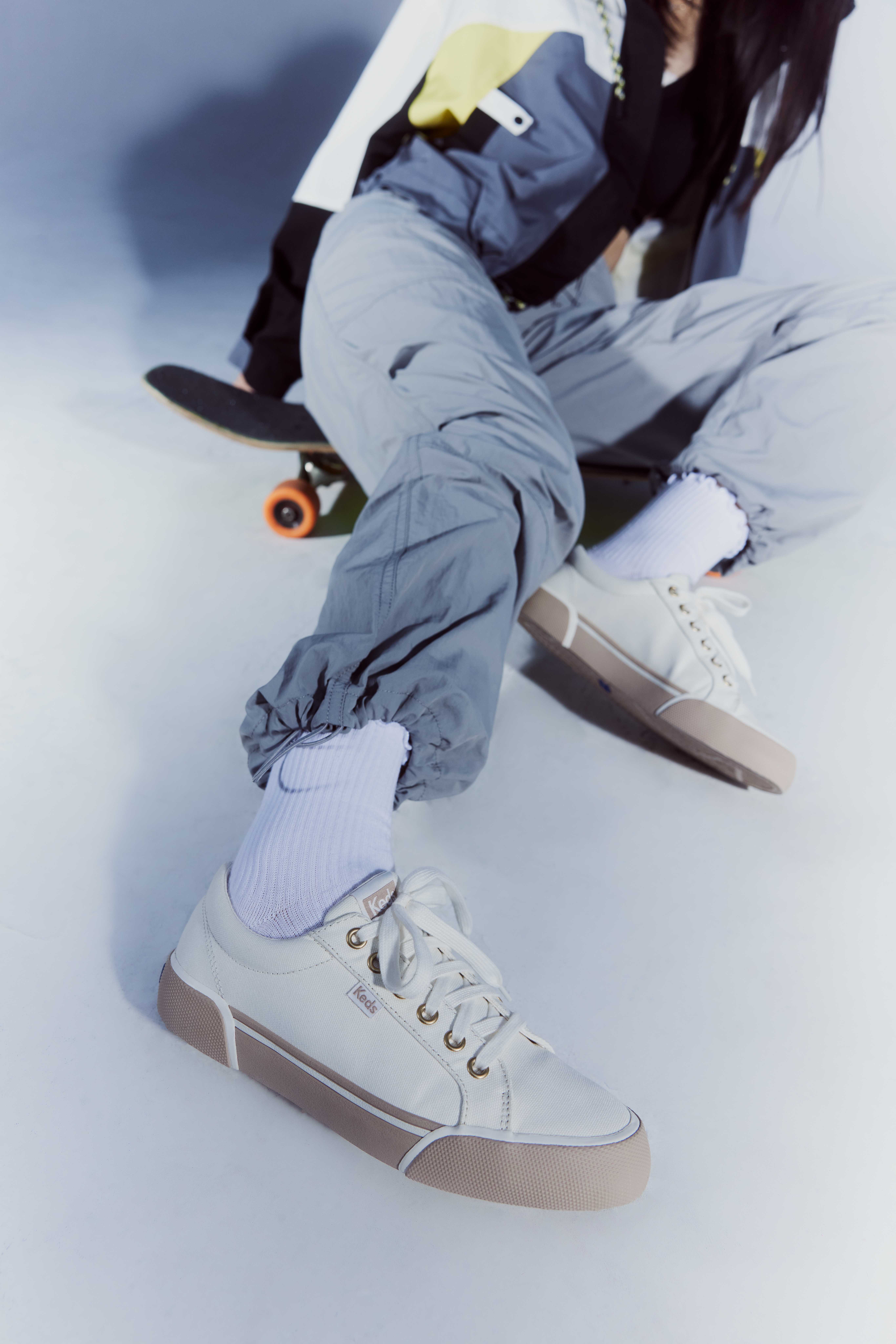 風靡全球的時尚經典 Keds小白鞋陪妳顛覆自我，創造百變穿搭，展現獨特的個性魅力！