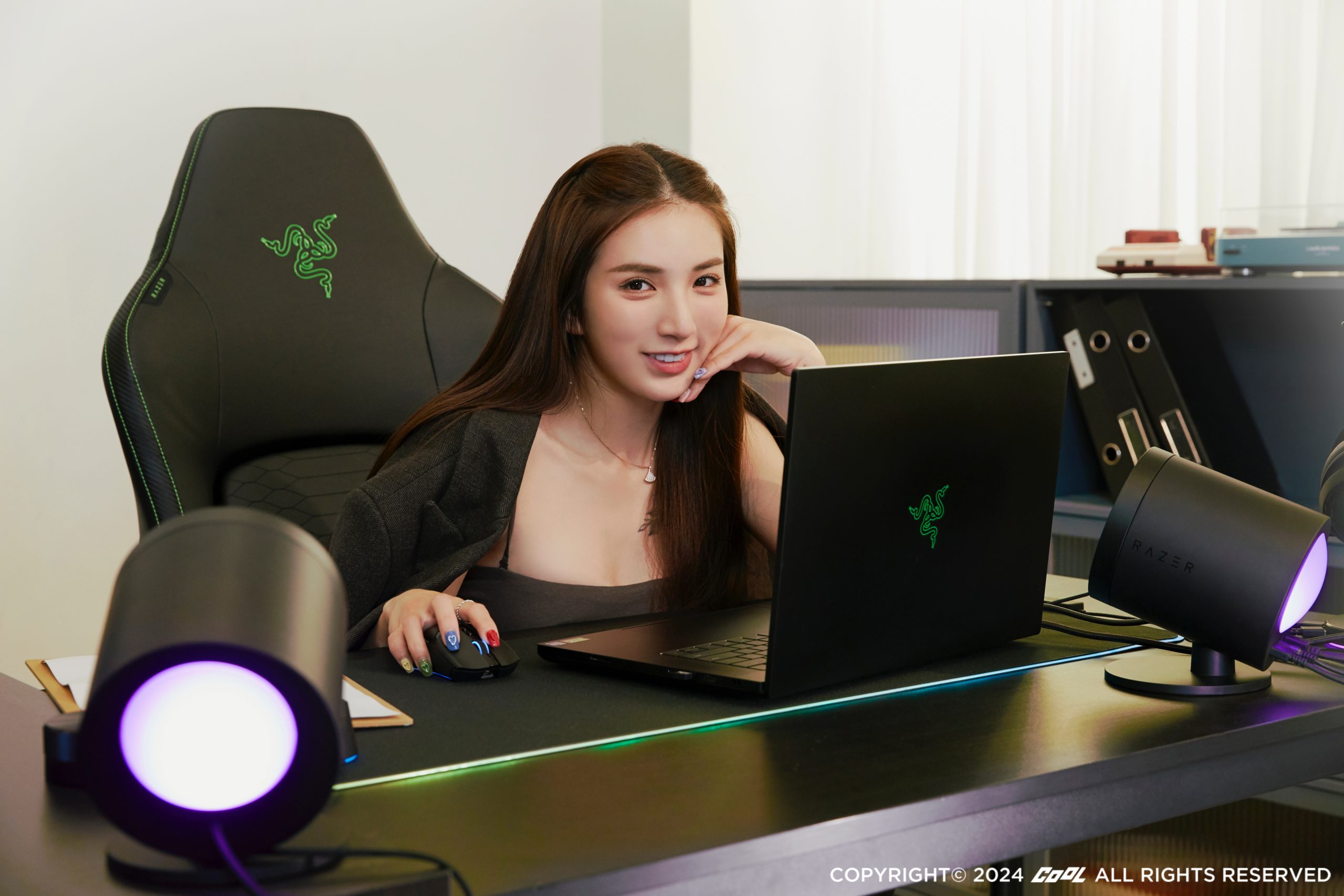 陽光女神 Dora反差萌 私底下居然是個電競宅？走進女神房間超專業Razer裝備才是王道！