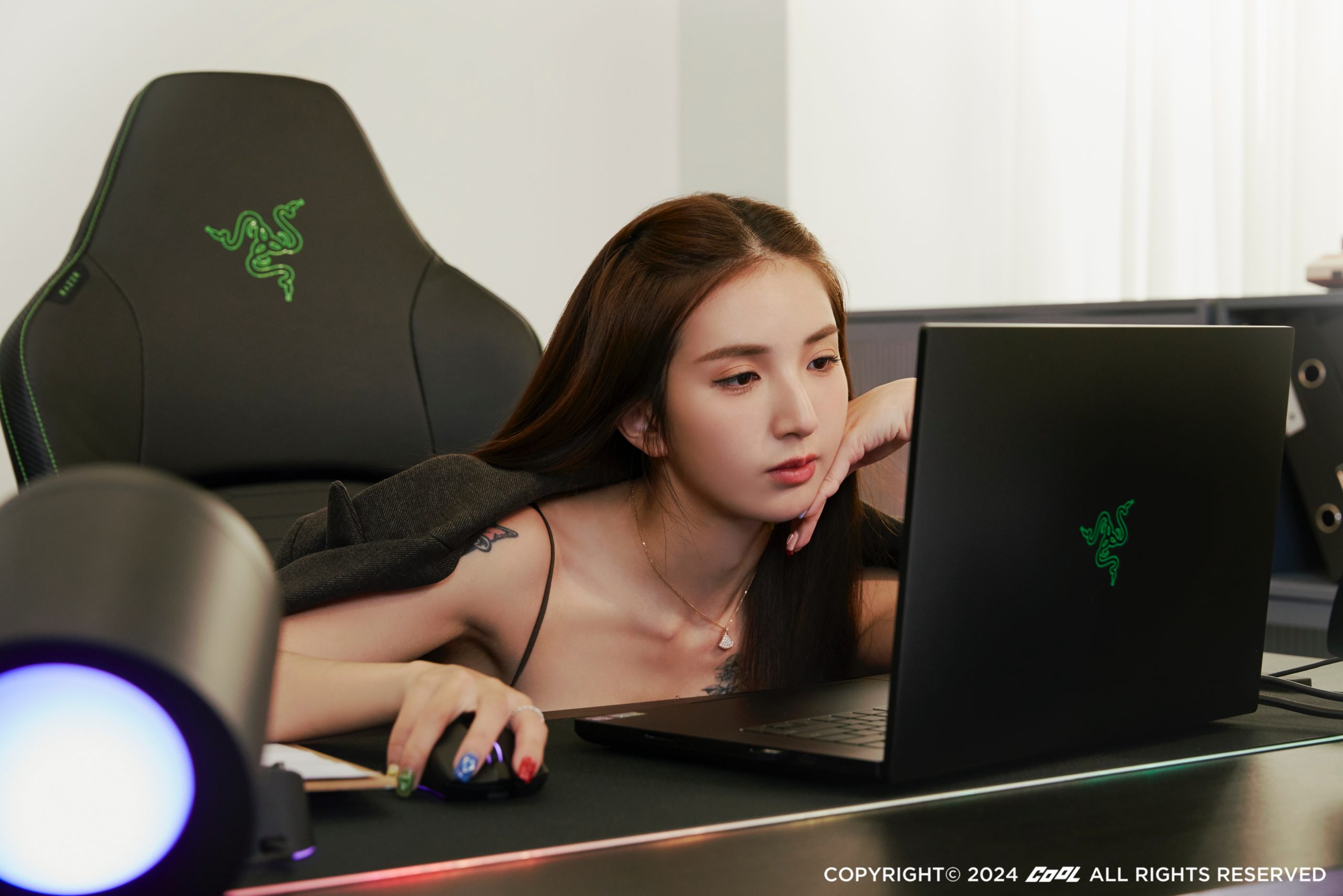 陽光女神 Dora反差萌 私底下居然是個電競宅？走進女神房間超專業Razer裝備才是王道！