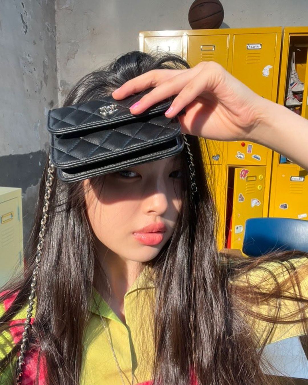 包君滿意｜不只有 LV！NewJeans HYEIN 揹的包都來頭不小！網友：果然是最強忙內！